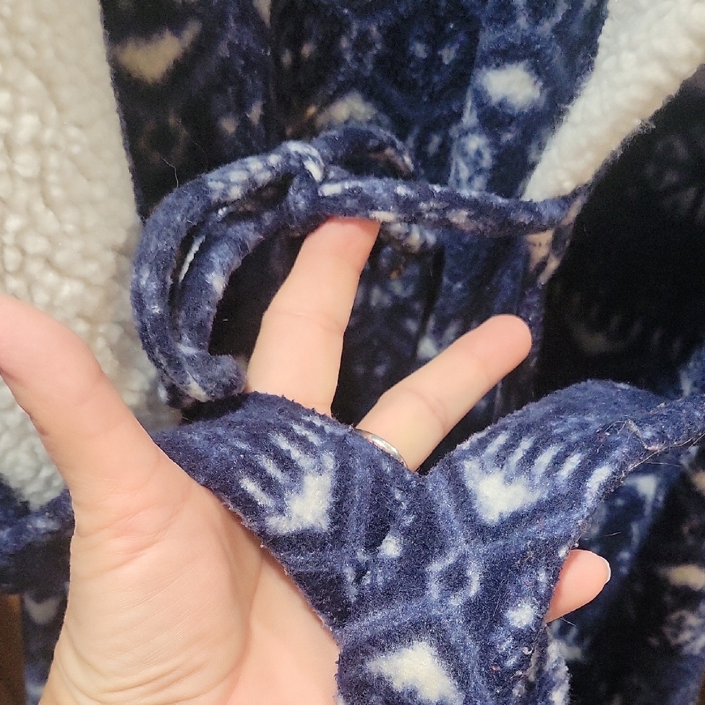 Elegant Blue Patterned Robe with White Trim - Picture 4 of 7